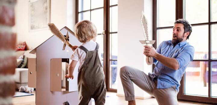 Eltern und Kinder spielen
