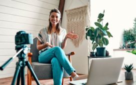 Influencerin vor der Kamera