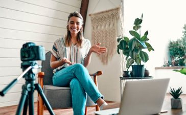 Influencerin vor der Kamera
