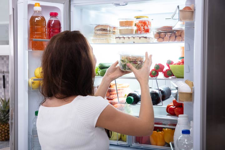 Lebensmittel im Kühlschrank in geschlossenen Behältern