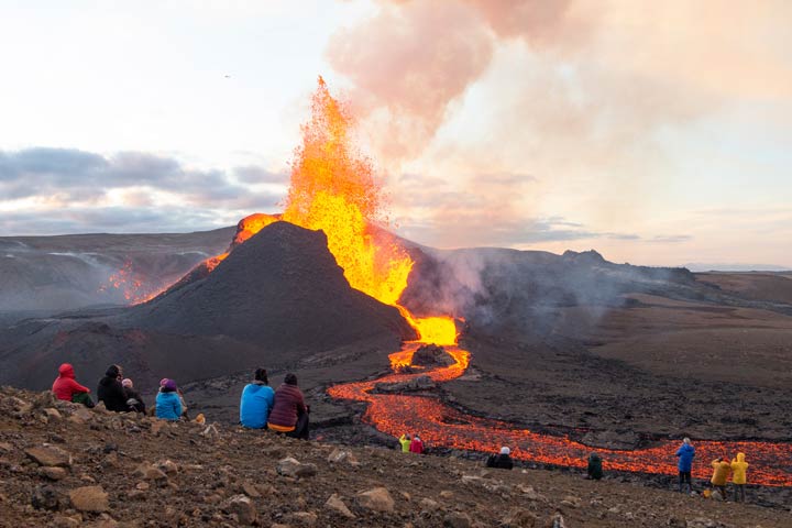 Touristen besichtigen Vulkan