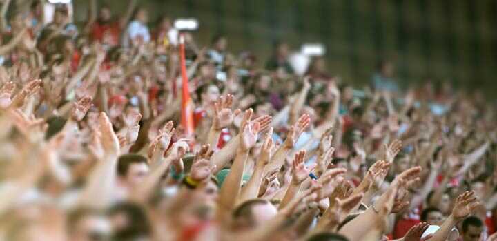 Fußball fliegt ins Publikum: Dürfen Fans den Ball behalten?