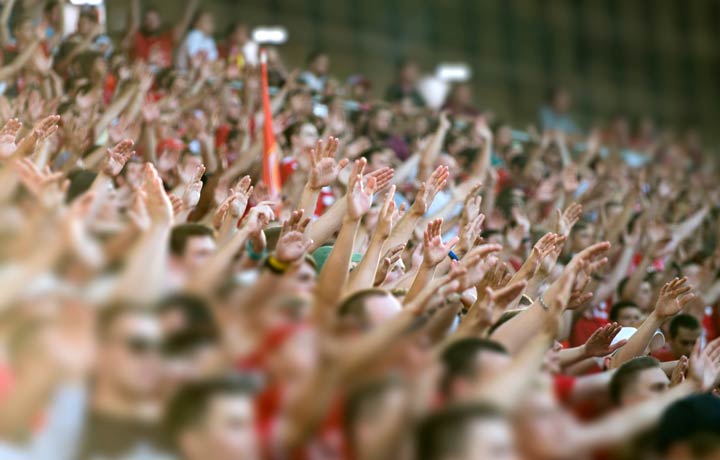 Fußball fliegt ins Publikum: Dürfen Fans den Ball behalten?