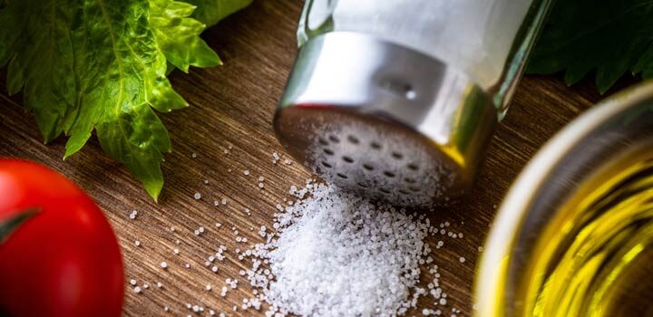 Wie sich eine zu salzreiche Ernährung bemerkbar macht