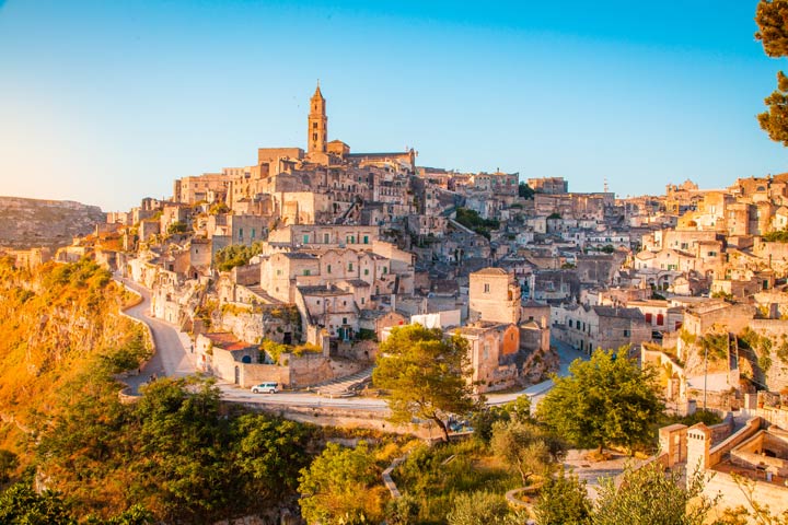 Leben in der Felswand im italienischen Matera